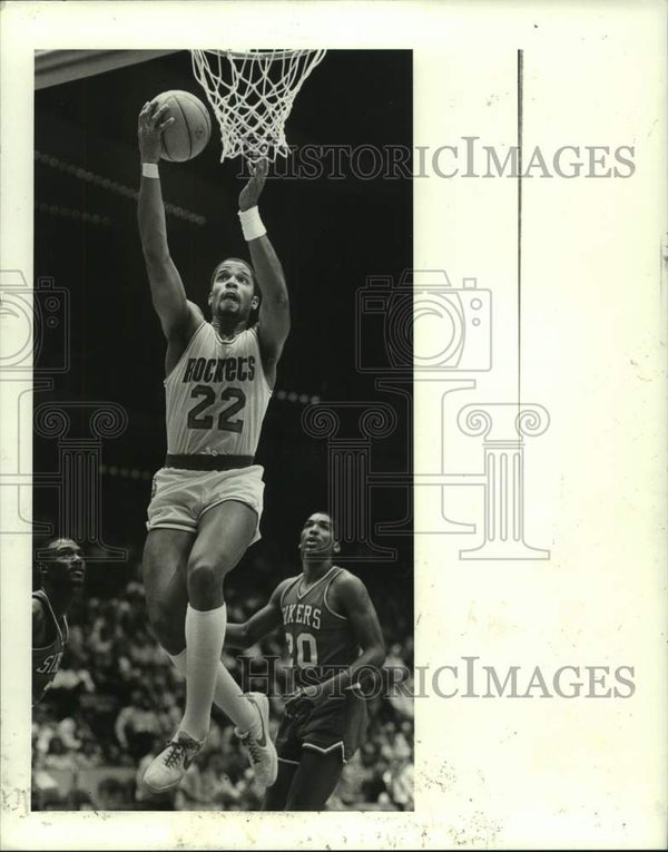1985 Press Photo Rockets basketball player Rodney McCray makes basket ...