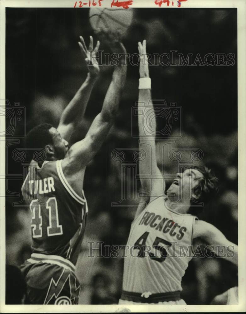 1980 Press Photo Houston Rockets&#39; Rudy Tomjanovich blocks Detroit&#39;s Terry Tyler- Historic Images