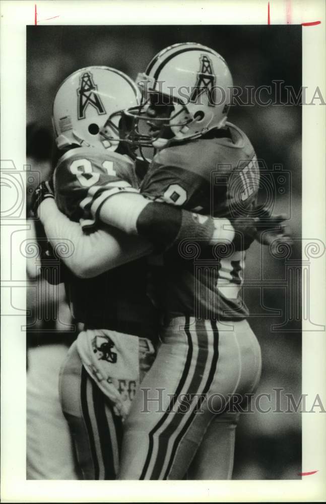 1989 Press Photo Oilers&#39; Jeffires congratulates Givins for scoring touchdown.- Historic Images