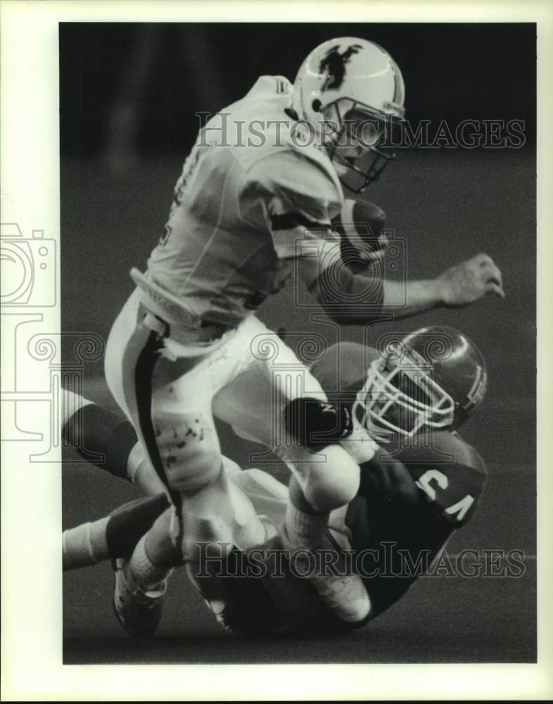 1988 Press Photo Cowboy quarterback Randy Weinlak hauled down by Keith Jankins- Historic Images