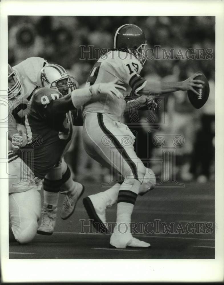 1990 Press Photo Oilers&#39; Ezra Johnson sacks Bernie Kosar - hcs15350- Historic Images