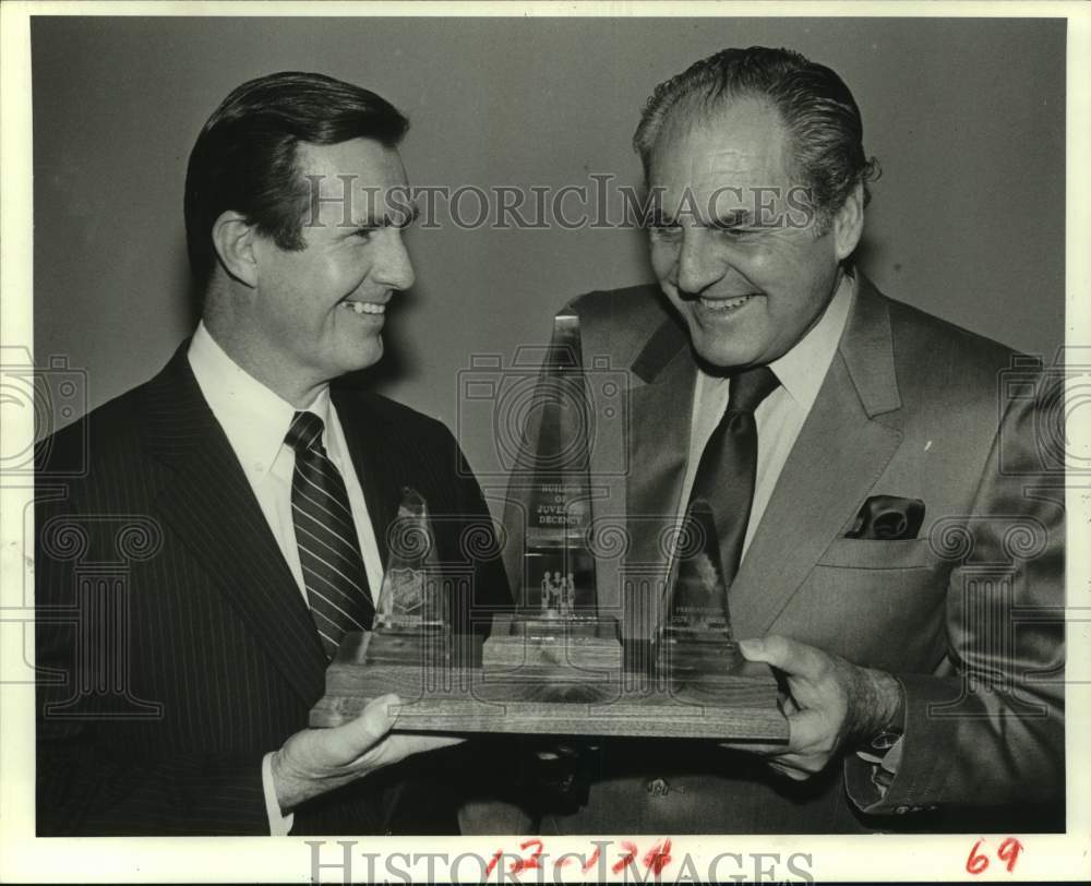 1984 Press Photo Yale Smith of Salvation Army with UH coach Guy Lewis- Historic Images