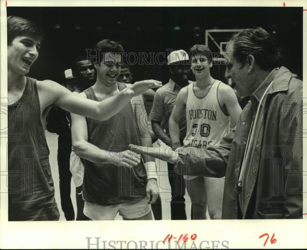 1988 Press Photo Coach Guy Lewis with University of Houston basketball team- Historic Images