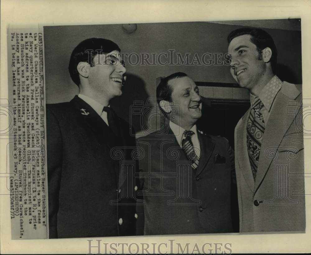 1971 Press Photo Dallas Cowboys quarterback Roger Staubach with others- Historic Images