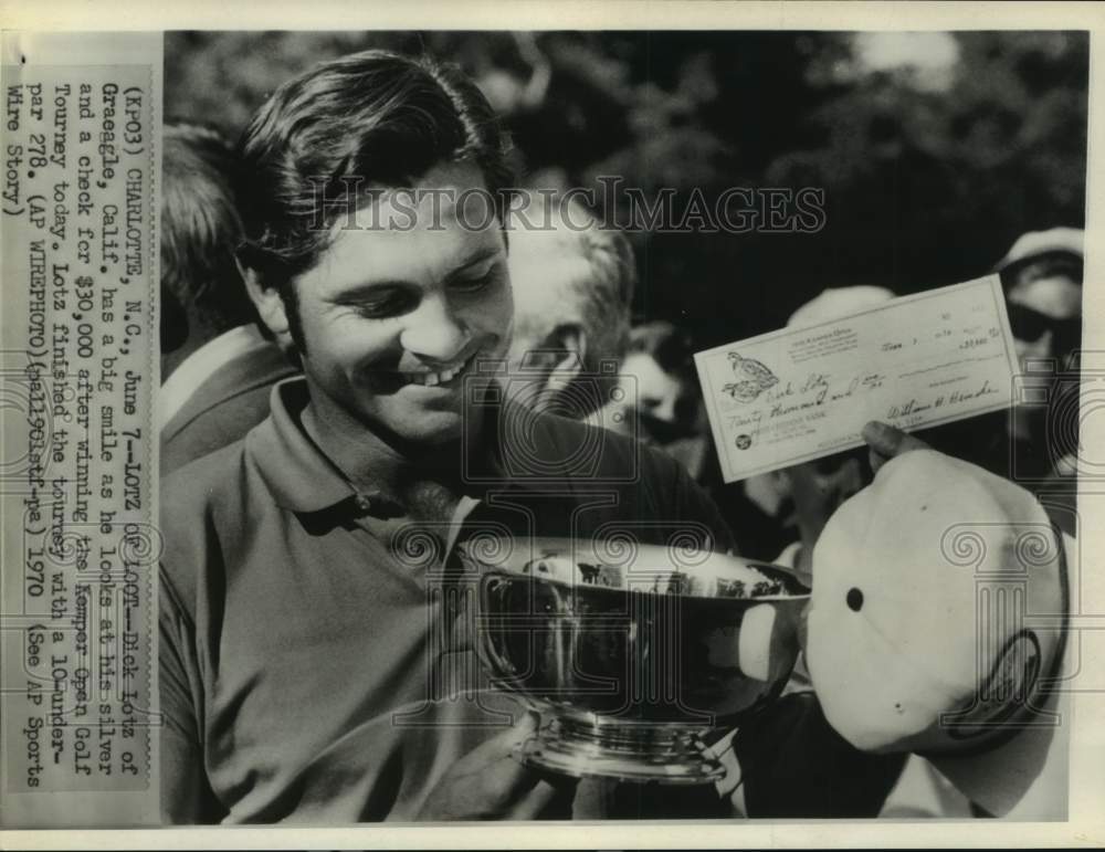 1970 Press Photo Golfer Dick Lotz gets winner&#39;s trophy and check at Kemper Open- Historic Images