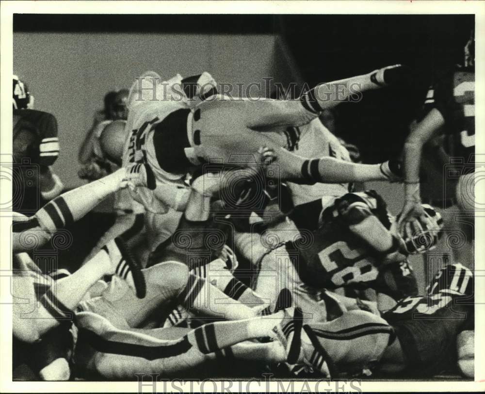 1977 Press Photo Texas Christian&#39;s Jimmy Allen dives over Rice&#39;s line for a TD.- Historic Images