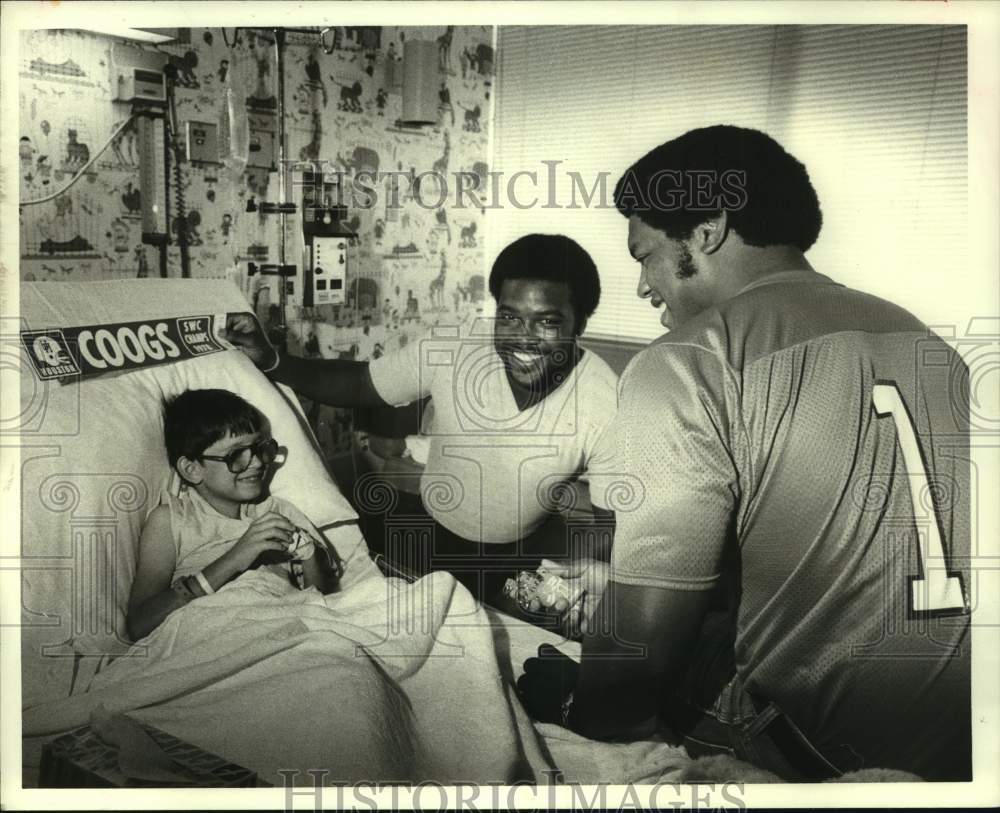 1980 Press Photo Al Rubin &amp; Terry Monroe visit Jason White, age 7, of Houston- Historic Images