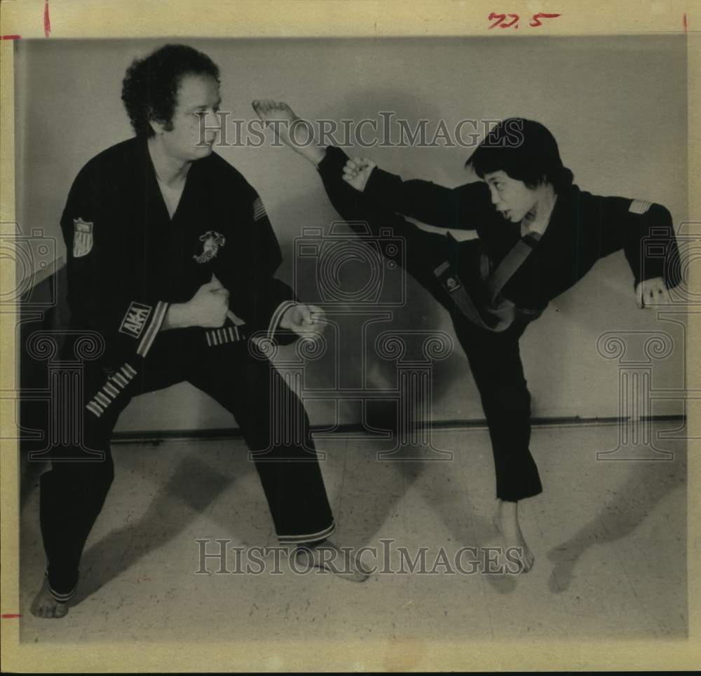 1975 Press Photo Jimmy Lee Holly throws a kick at instructor A. E. Vea in Ohio- Historic Images