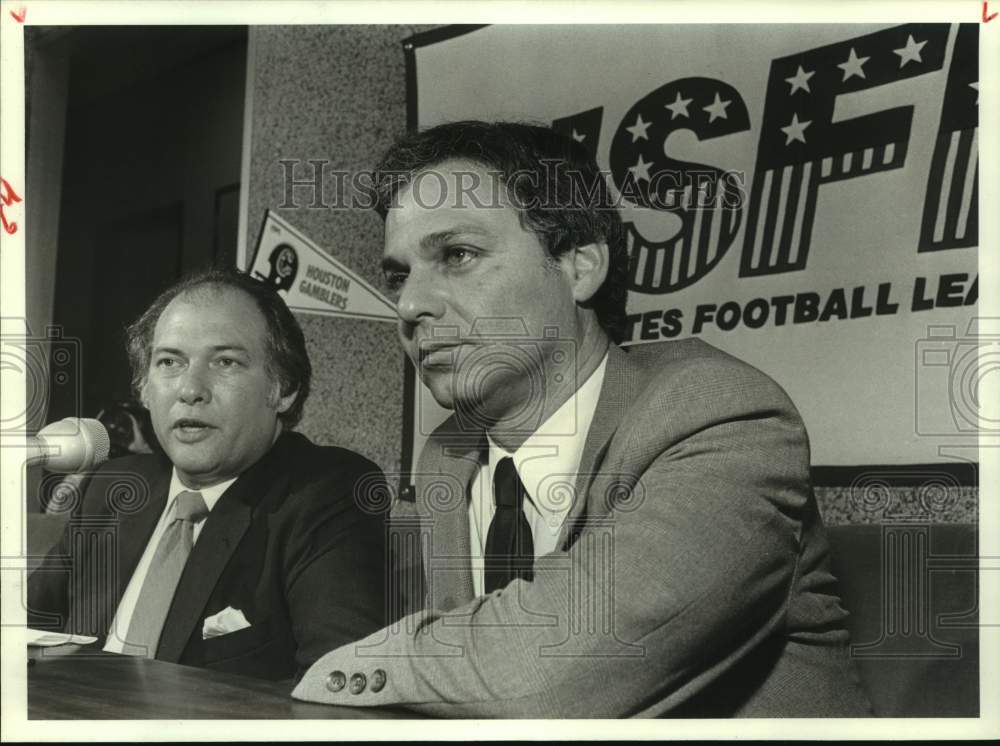 1984 Press Photo Jerry Argovitz &amp; Bernard Lerner discuss Houston Gamblers case- Historic Images