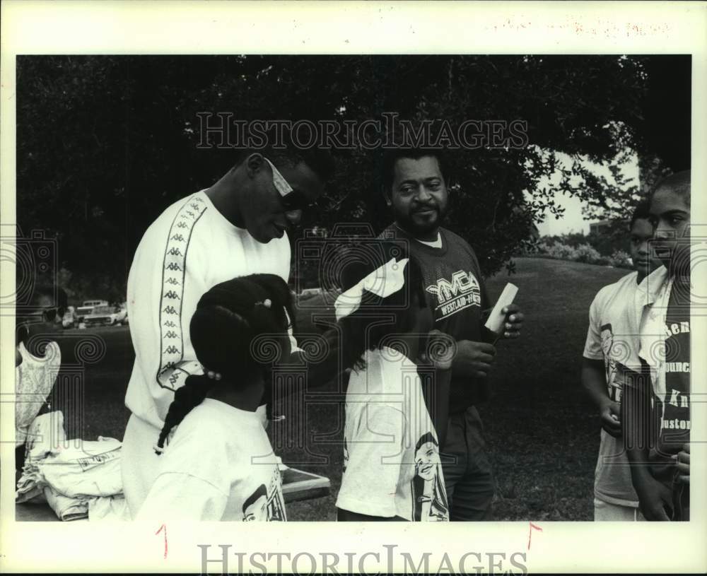 1988 Press Photo Olympic gold medalist Carl Lewis at &quot;Walk a Mile, Save a Mind&quot;- Historic Images