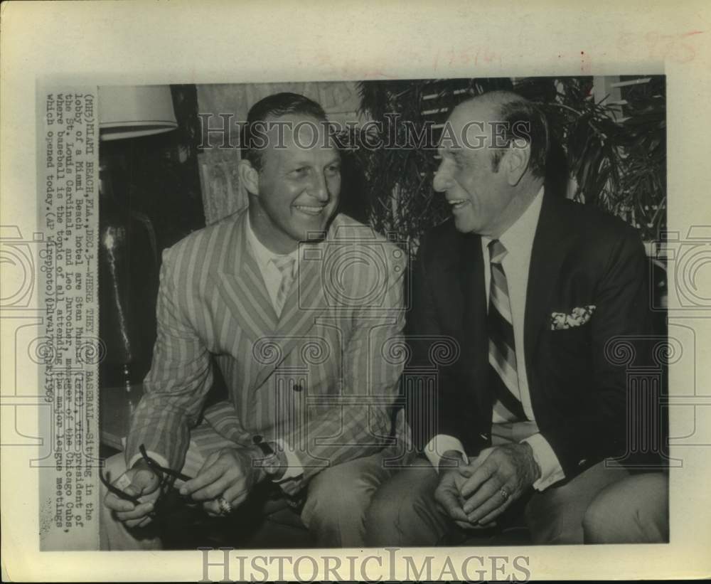 1969 Press Photo Stan Musial, Leo Durocher discuss baseball, Miami Beach Florida- Historic Images