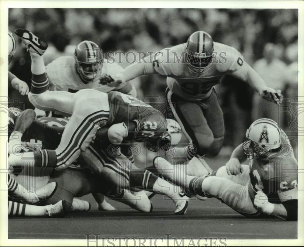 1990 Press Photo Houston&#39;s Allen Pinkett crashes to ground in second quarter- Historic Images