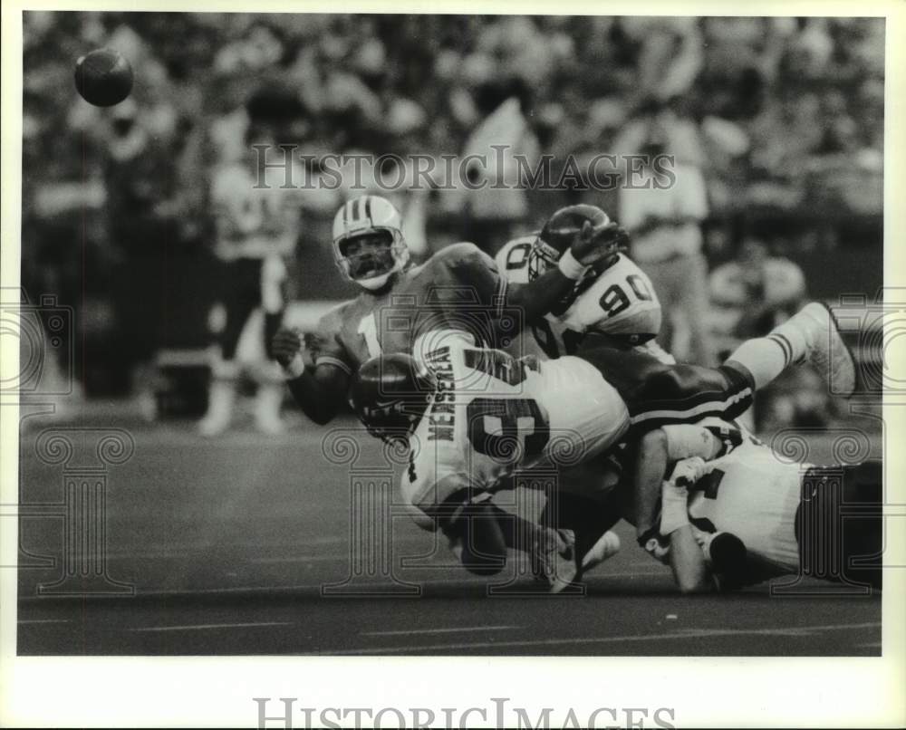 1990 Press Photo Oilers&#39; Moon gets off a 4th quarter pass but it is ruled a sack- Historic Images