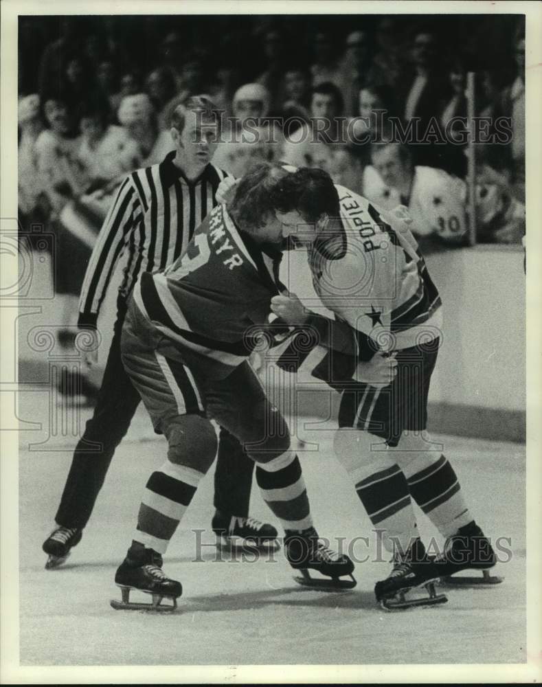 1975 Press Photo Hockey player Poul Popiel, Houston Aeros, in tussle during game- Historic Images