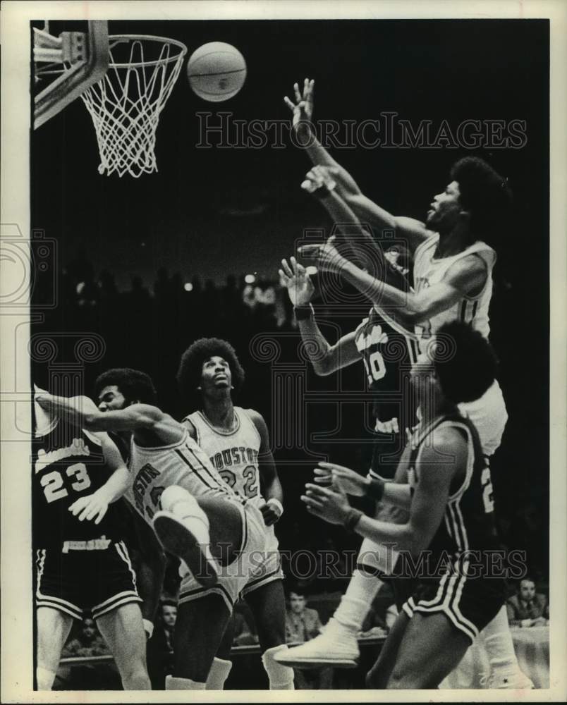 1973 Press Photo Houstons&#39; Maurice Preslay in basketball game, Texas - hcs15872- Historic Images