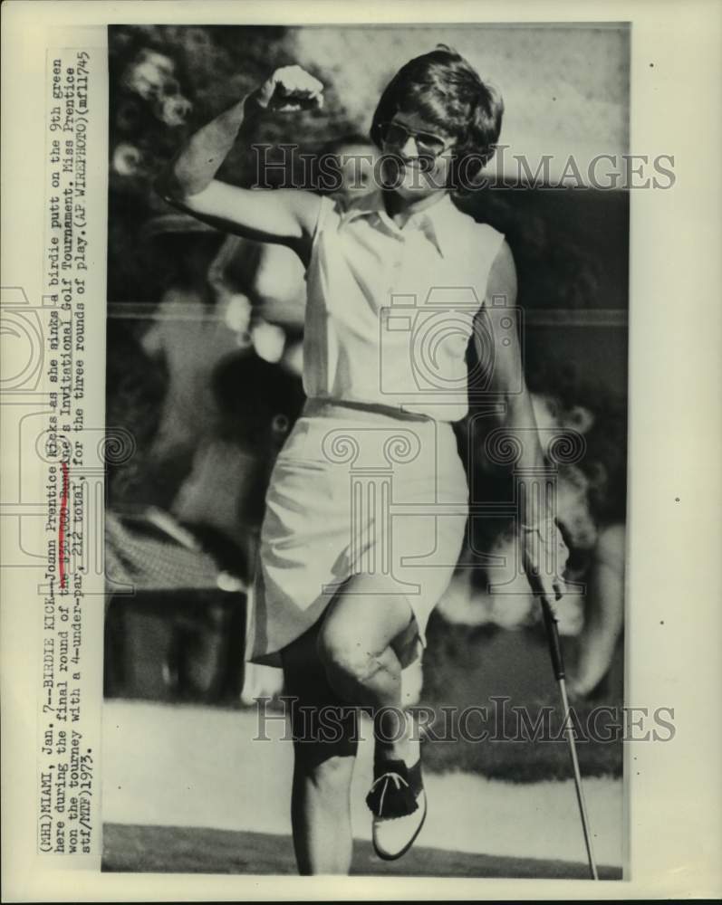 1973 Press Photo Golfer Joann Prentice sinks birdie putt at Bundine&#39;s tournament- Historic Images