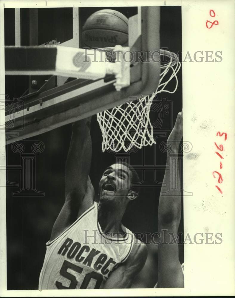 1984 Press Photo Houston Rockets&#39; forward Ralph Sampson throws down a dunk- Historic Images