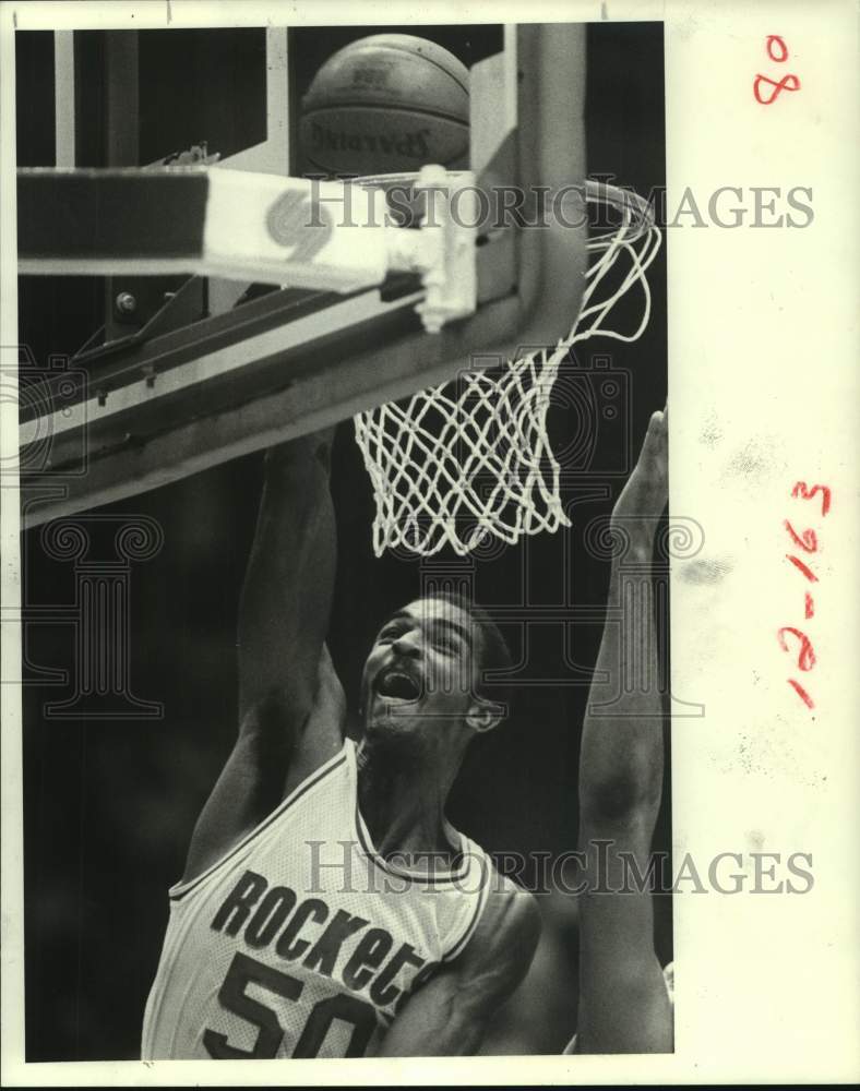 1984 Press Photo Houston Rockets' forward Ralph Sampson throws down a dunk- Historic Images