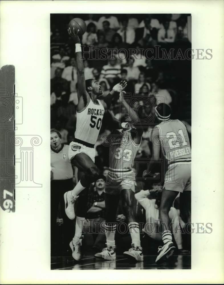 1987 Press Photo The Rockets&#39; Ralph Sampson shoots over Otis Thorpe of the Kings- Historic Images