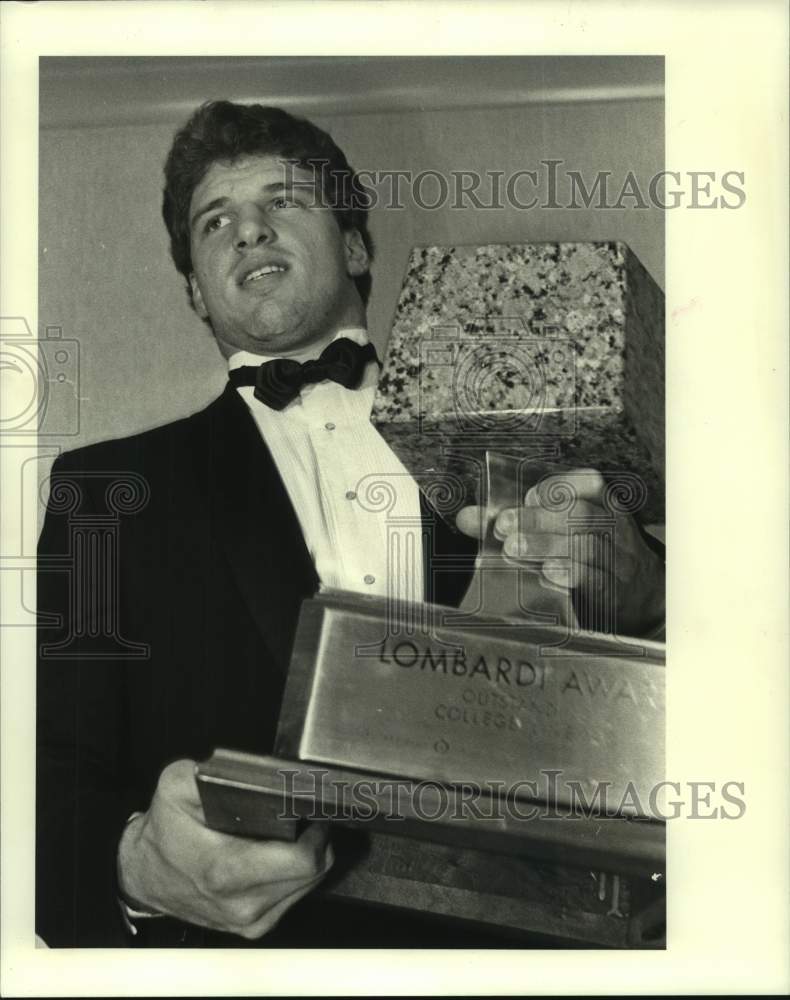 1982 Press Photo Arkansas&#39; Billy Ray Smith holds his Lombardi Award - hcs15957- Historic Images