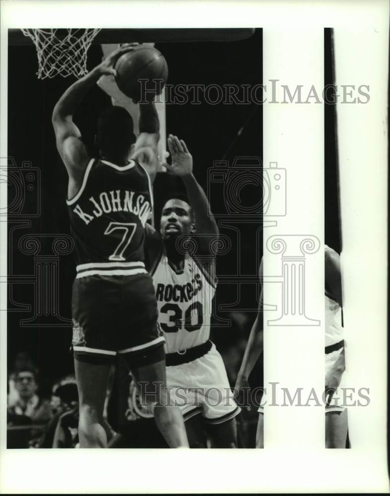 1990 Press Photo Suns&#39; Kevin Johnson shoots over Rockets&#39; Kenny Smith.- Historic Images