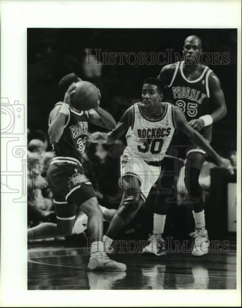 1990 Press Photo Suns&#39; Negele Knight tries to move around Rockets&#39; Kenny Smith.- Historic Images