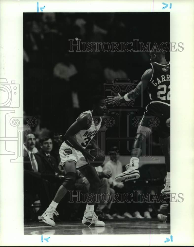 1990 Press Photo Rockets' Kenny Smith looks for an opening against Clippers.- Historic Images