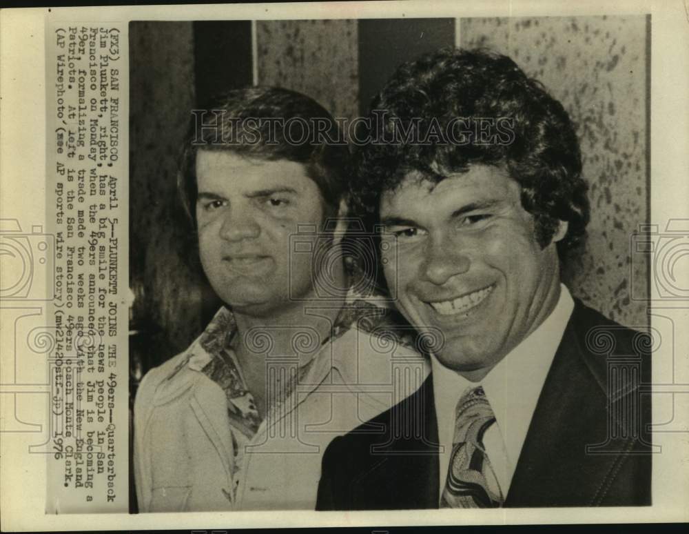 1976 Press Photo New 49&#39;ers&#39; quarterback Jim Plunkett with coach Monte Clark.- Historic Images