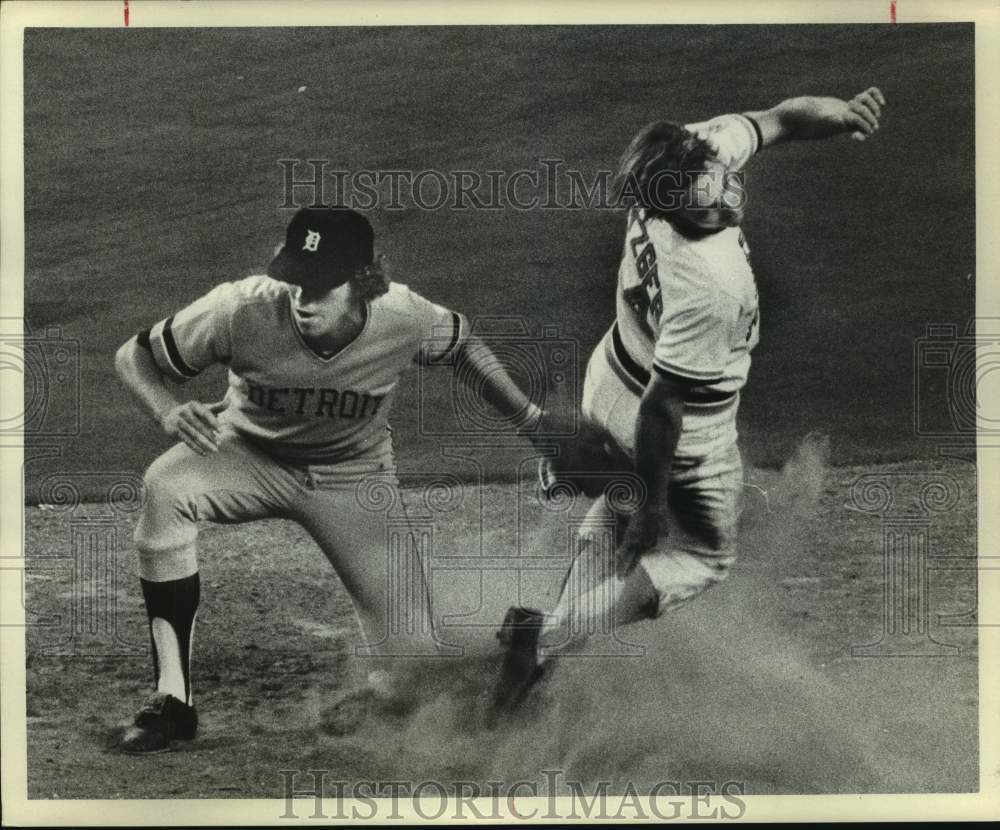 1974 Press Photo Roger Wetzger tries to steal base, Astros versus Detroit game- Historic Images