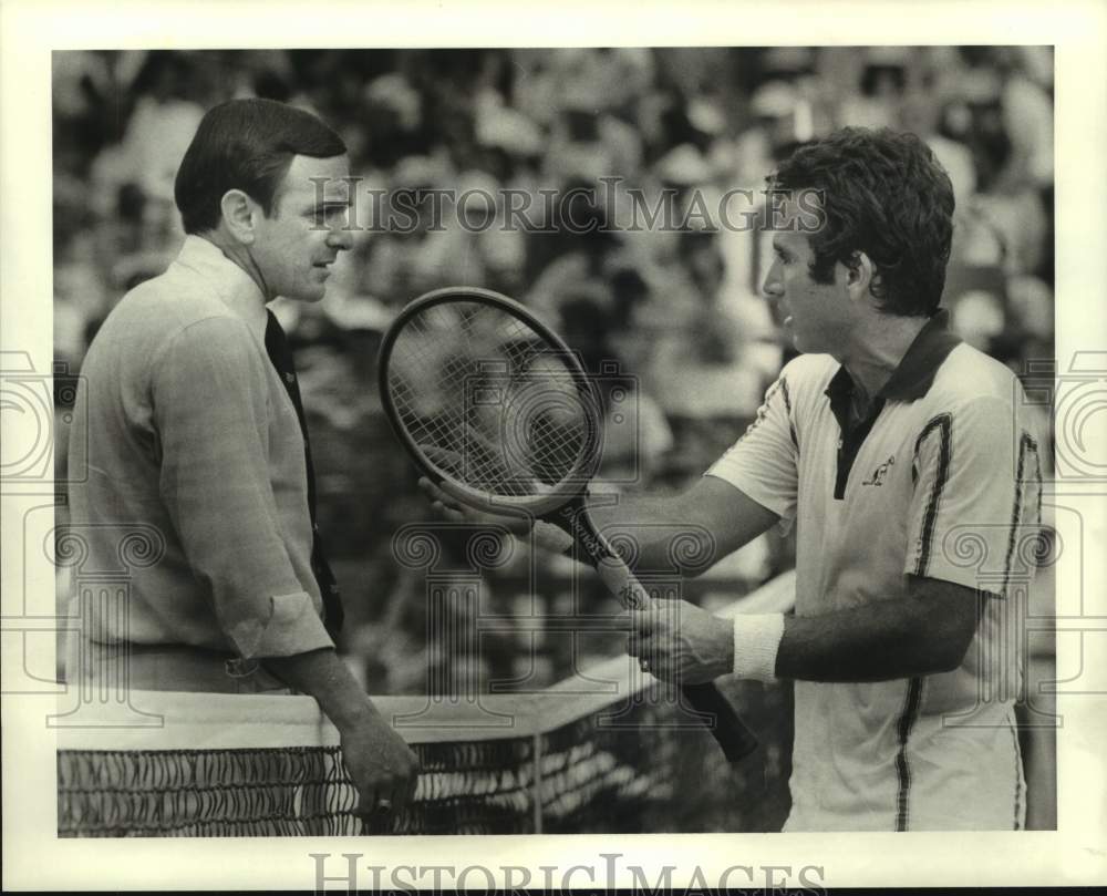 1982 Press Photo Zeno Pfaul settles dispute between tennis umpire, Eddie Dibbs- Historic Images