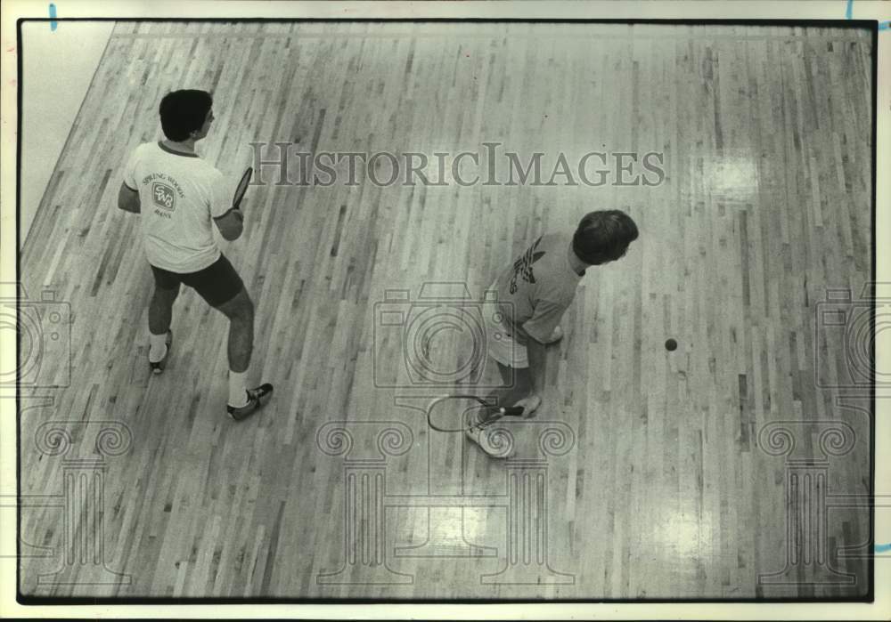 1979 Press Photo Chuck Clay &amp; John Hoke of Spring Woods Bank play racquetball- Historic Images