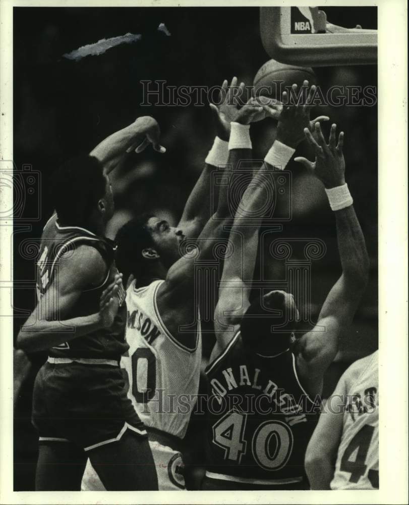 1986 Press Photo Ralph Sampson squeezed between Sam Perkins &amp; James Donaldson- Historic Images