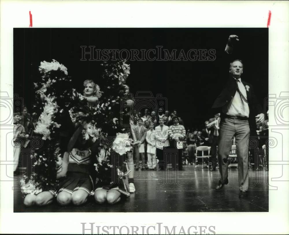 1991 Press Photo Aldine High coach Bill Smith pumps his fist at awards ceremony.- Historic Images