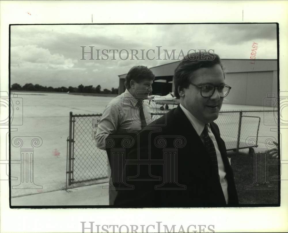 1987 Press Photo Houston Oilers&#39; executives Tommy Smith and Ladd Herzeg- Historic Images