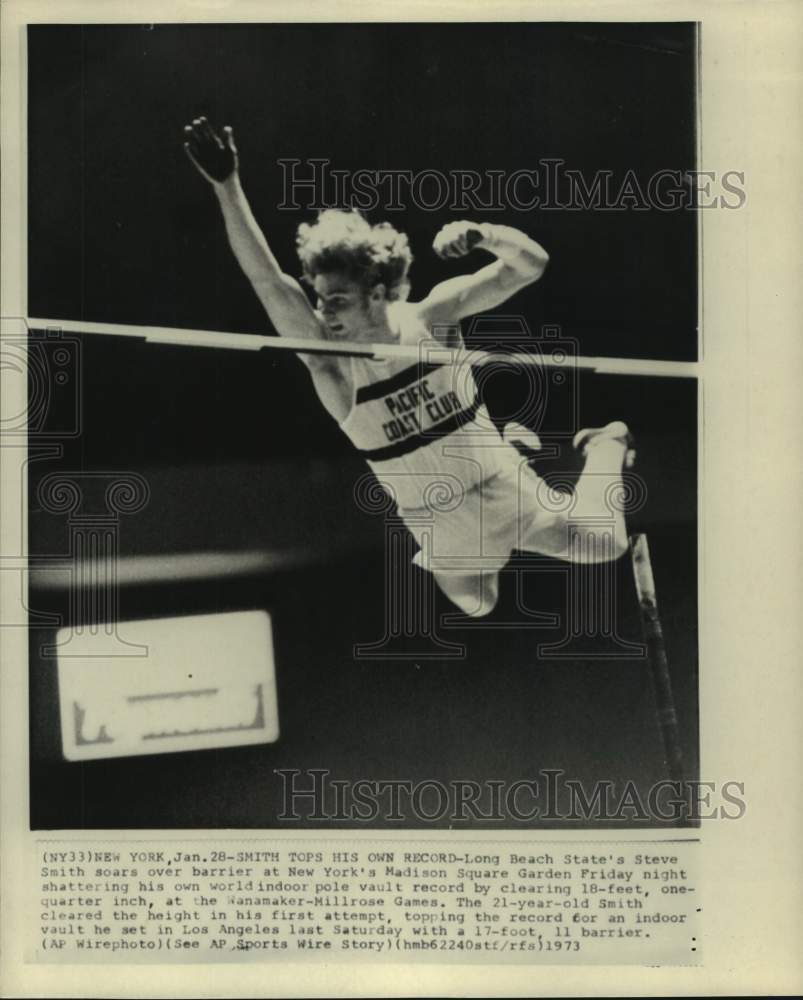 1973 Press Photo Pole vaulter Steve Smith sets world indoor record in New York- Historic Images