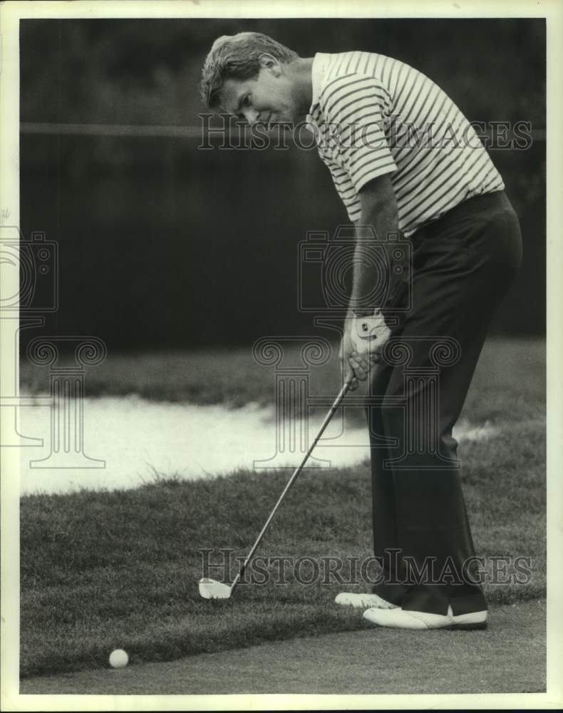 1985 Press Photo Professional golfer Ed Snead watches his putt on #9 green.- Historic Images