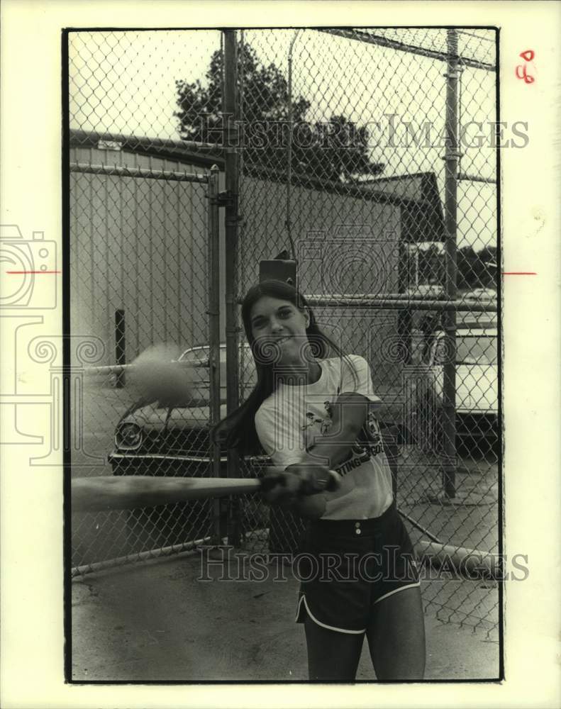 1979 Press Photo Co-ed softball player Sharon Speck practices in batting cage.