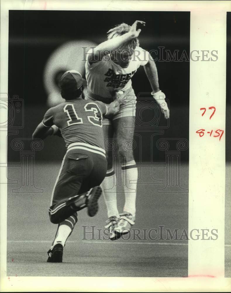 1981 Press Photo Shortstop Jerry O&#39;Neill tags out Donnie Woods at Astrodome.- Historic Images