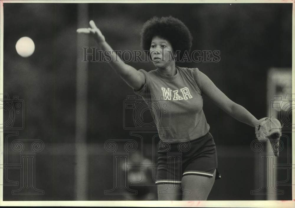 1981 Press Photo Florance Bradford pitches in Houston Chronicle Softball Tourney- Historic Images