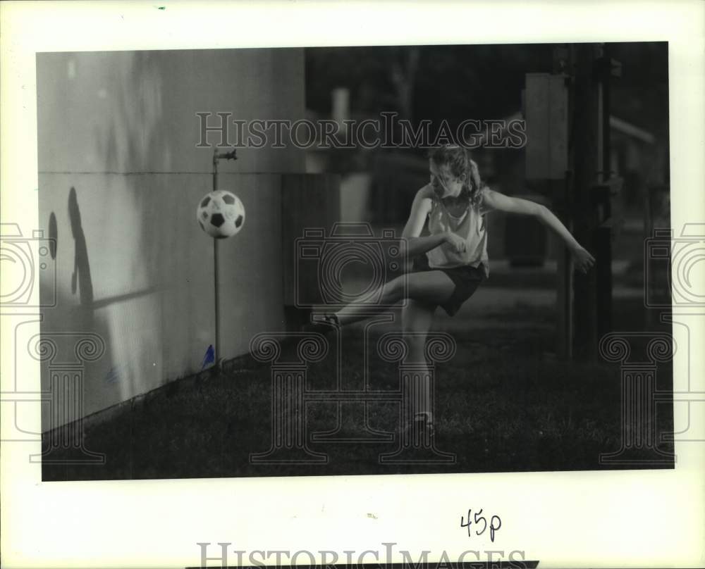 1989 Press Photo Lamar High student Stephanie Hall practices kicks in Houston- Historic Images