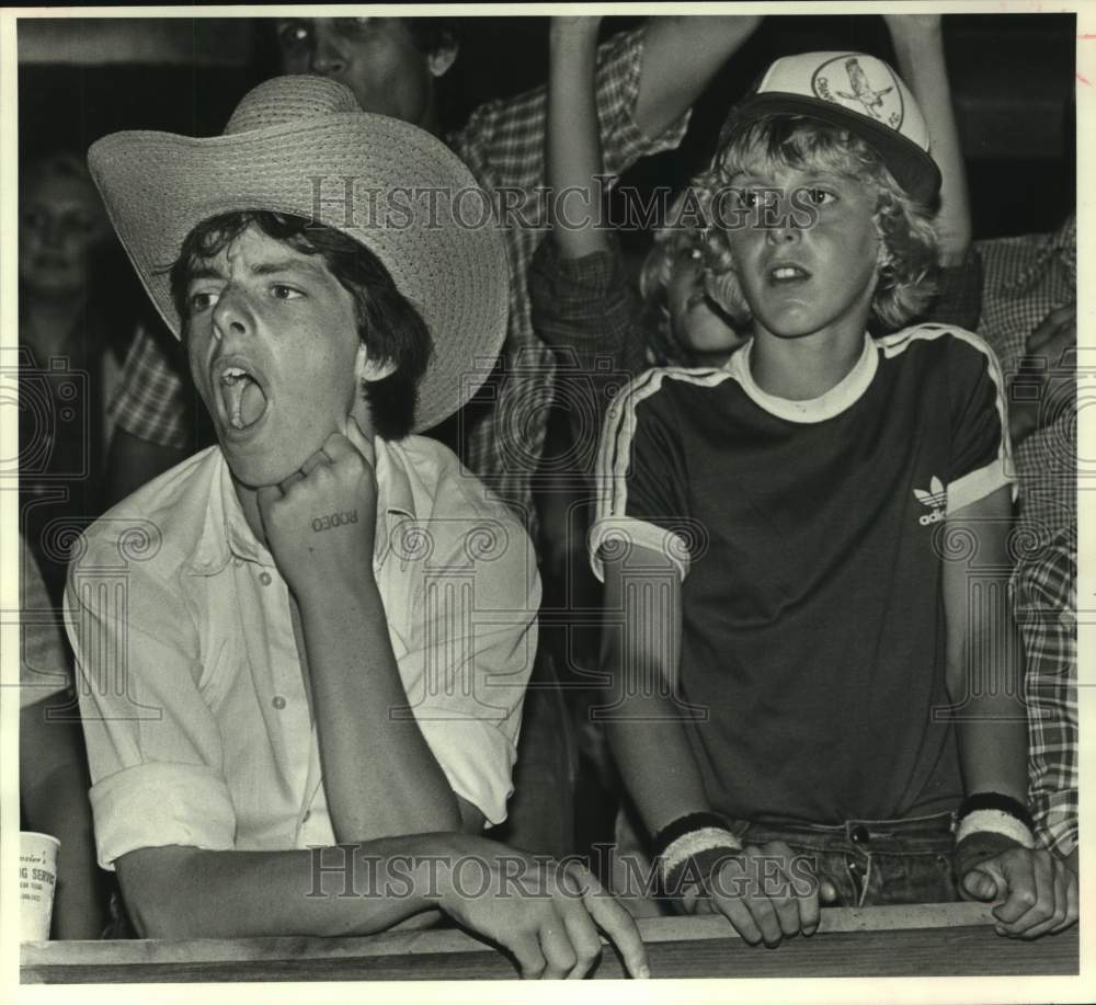 1980 Press Photo David Edwards &amp; Craig Turner of Cranford watch Simonton Rodeo.- Historic Images