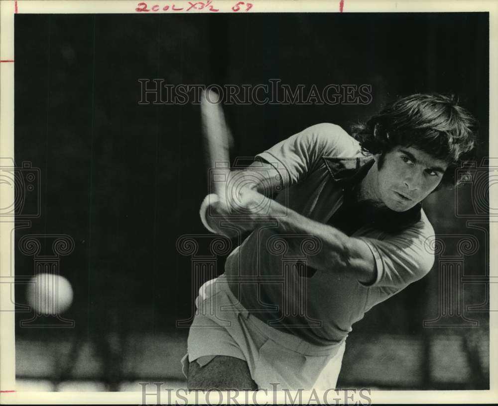 1975 Press Photo Pro tennis player Harold Solomon hits a two handed backhand.- Historic Images