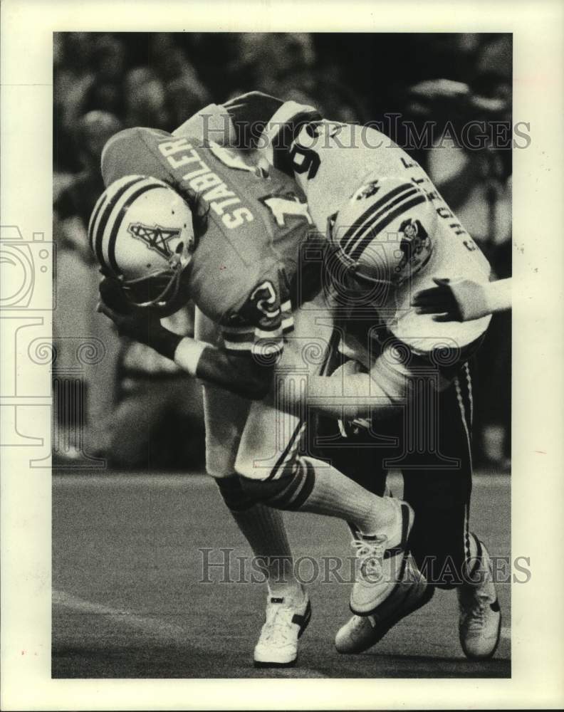 1981 Press Photo Patriots&#39; Rod Shoate sacks Oilers&#39; quarterback Ken Stabler.- Historic Images