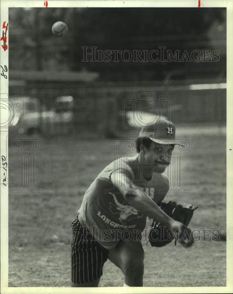 1982 Press Photo Ex-Astros&#39; pitcher Scipio Spinks pitches in pick-up game.- Historic Images