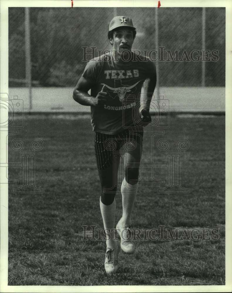 1982 Press Photo Ex-Astros pitcher Scipio Spinks warms up. - hcs16578- Historic Images