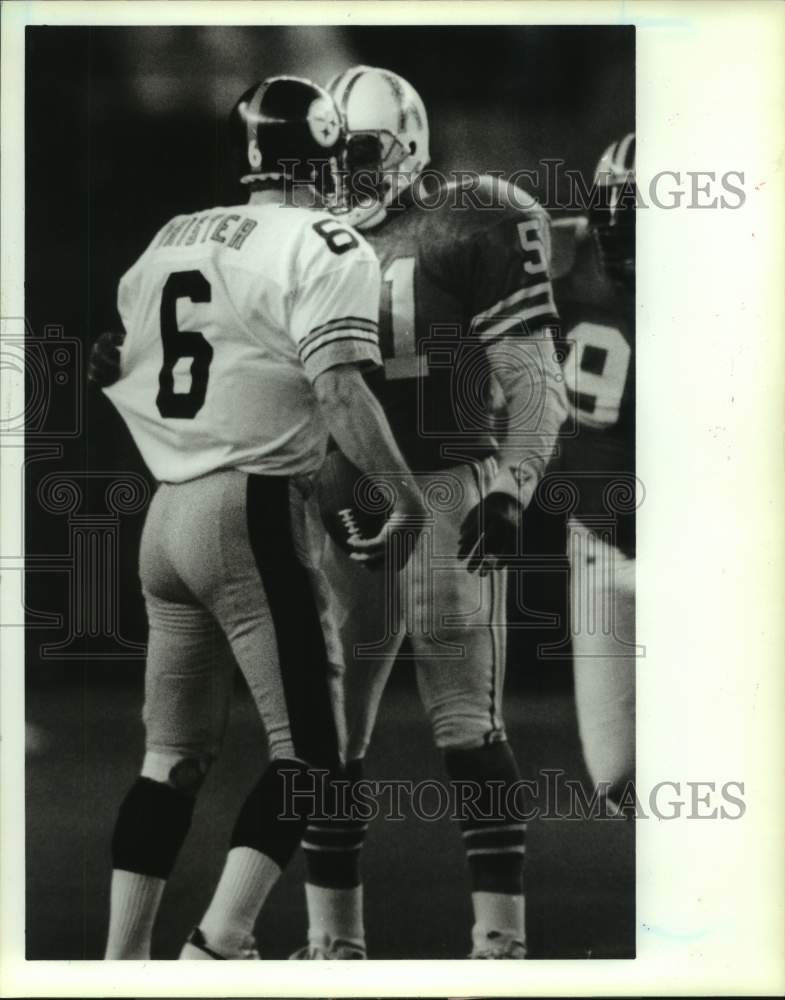 1989 Press Photo Oilers Eric Fairs confronts Steelers quarterback Bubby Brister.- Historic Images