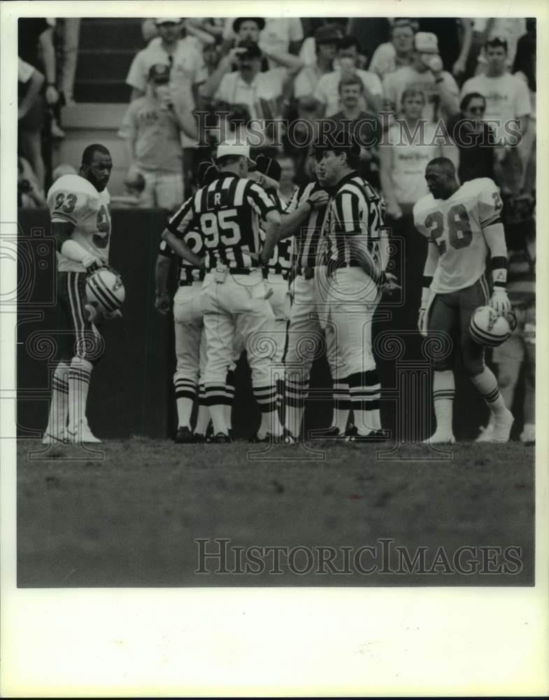 1990 Press Photo Officials huddle together at Houston Oilers vs Atlanta Falcons- Historic Images