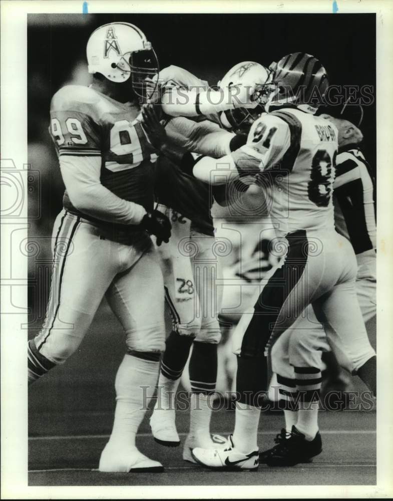 1989 Press Photo Oilers Smith &amp; Dishman get in shoving match with Bengals Brown.- Historic Images