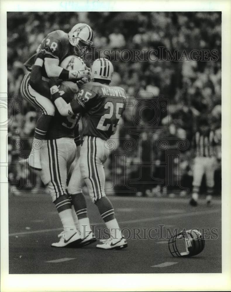 1990 Press Photo Oilers&#39; celebrate knocking Bengals kick returner helmet off.- Historic Images