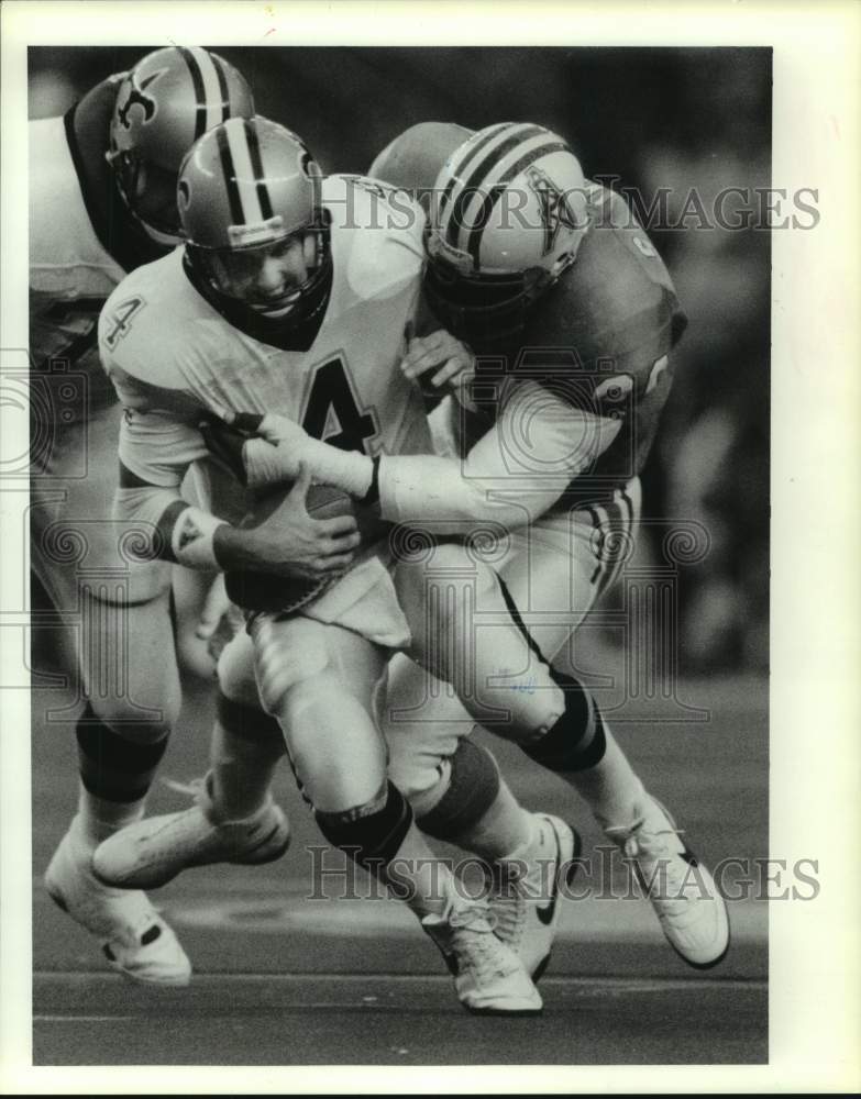 1990 Press Photo Oilers&#39; Sean Jones sacks Saints quarterback Steve Walsh.- Historic Images